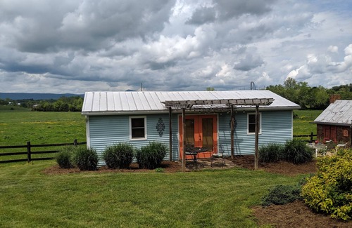 Luray Cottage | Charming Cottage, Fresh Eggs, Friendly Pets AND Pet Friendly!