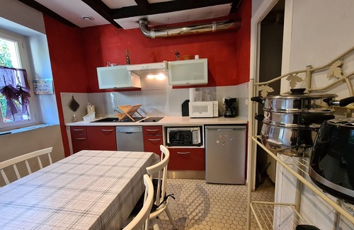 Briantes Cottage | Charming Cottage in Berry: Fireplace, Near Golf & Spa, Sleeps 6, Parking Included