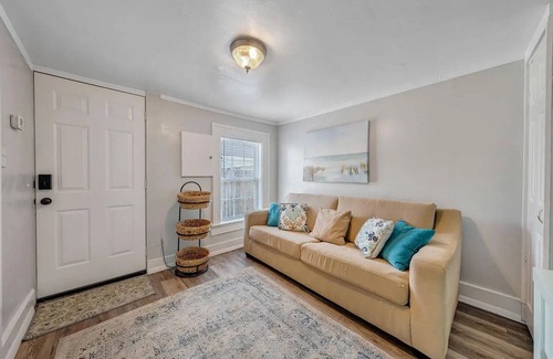 Roanoke Cottage | Charming cottage in Roanoke with AC, WiFi