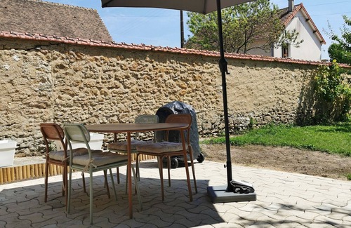 Mayet Cottage | Charming Cottage Near Le Mans: Private Estate, Zoo, Castles, Vineyards, Sleeps 4