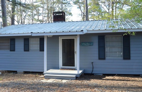 Negreet House | Charming Cottage Snuggled in Main Lake Cove with Perfect Location and Views