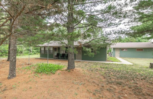 Arkdale House | CHARMING COTTAGE STEPS FROM CASTLE ROCK LAKE - PET FRIENDLY