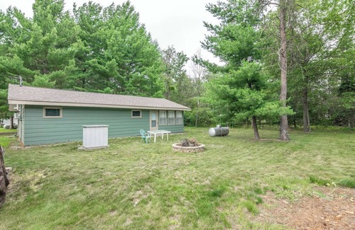 Arkdale House | CHARMING COTTAGE STEPS FROM CASTLE ROCK LAKE - PET FRIENDLY