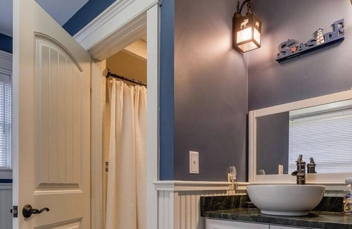 Edgecomb Cottage | Charming Cottage With Water View