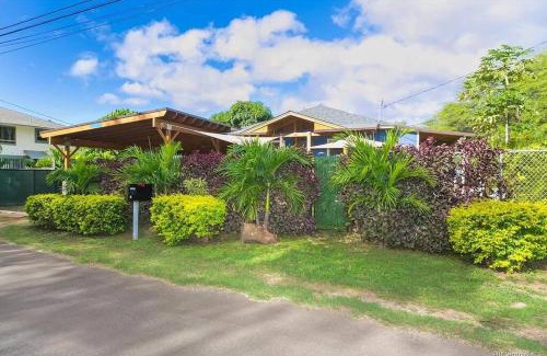 Makaha House | Charming Country Cottage just a few steps from the beach!