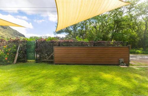 Makaha House | Charming Country Cottage just a few steps from the beach!