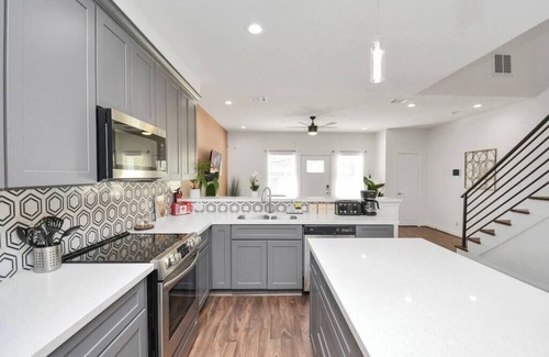 Southeast Houston House | Charming+Cozy|3Bdrm|KingSuite|Sleep8|GatedDriveway