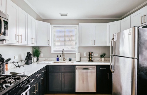 Homewood House | Charming & Cozy Getaway - A Heroic Stay Awaits!