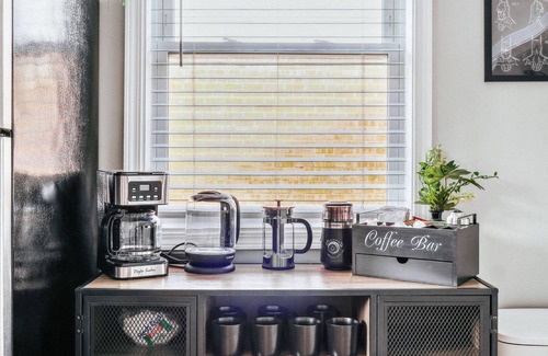 Homewood House | Charming & Cozy Getaway - A Heroic Stay Awaits!