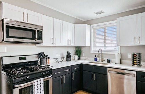 Homewood House | Charming & Cozy Getaway - A Heroic Stay Awaits!