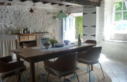 Le Mesnil-Tove Cottage | Charming detached country house with large garden, dogs welcome