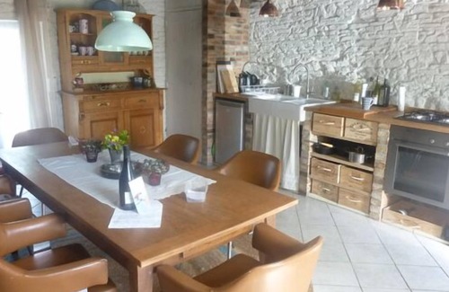 Le Mesnil-Tove Cottage | Charming detached country house with large garden, dogs welcome