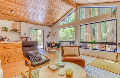 Zigzag Cabin | Charming, dog-friendly cabin with deck, firepit, grill, hot tub, fireplace & W/D