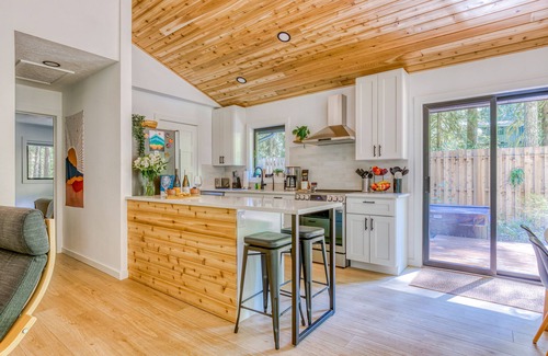 Zigzag Cabin | Charming, dog-friendly cabin with deck, firepit, grill, hot tub, fireplace & W/D