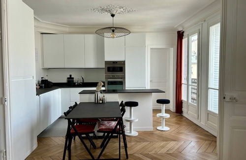 Quartier de Rochechouart Apartment | Charming family apartment with breathtaking view of Montmartren