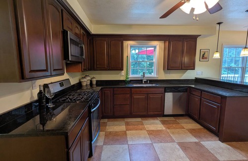 Dellslow House | Charming, family-sized house in private neighborhood. 5 mins drive to downtown!