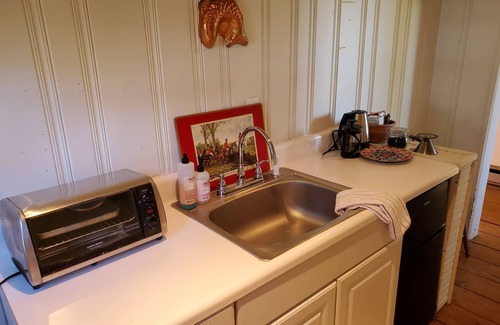 Oakpark House | Charming Farmhouse Cottage with Mountain Views