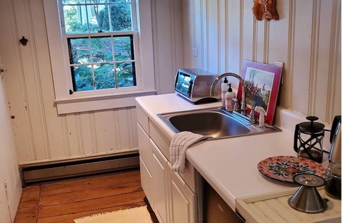 Oakpark House | Charming Farmhouse Cottage with Mountain Views