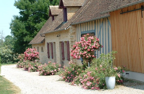 Ballon-Saint-Mars Cottage | Charming Renovated Farmhouse with Pond and Bikes, Sleeps 8, Near Scenic Trails
