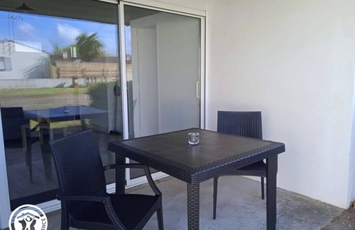 Saint-Michel-en-l'Herm Cottage | Charming Coastal Cottage for 2 near Beaches and Marais Poitevin