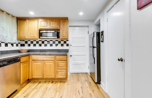 Roscoe Village Apartment | Charming Garden Apartment - Perfect for a Family Getaway by AllSet Turnover