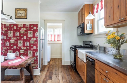 Warm Springs House | Charming Getaway Steps to Swimming Pool, Hot Tub and more!