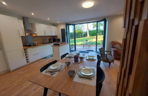 Alexain Cottage | Charming gîte with private pond and fishing, garden, BBQ, fibre, 2 bedrooms - Alexain