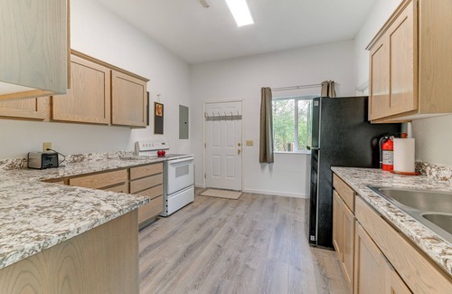 Grants Pass Cottage | Charming Grants Pass Cottage w/Patio & Gas Grill!