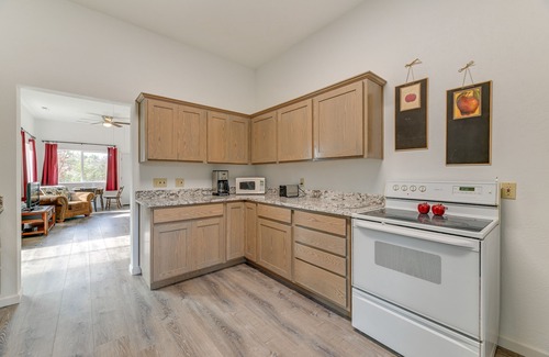 Grants Pass Cottage | Charming Grants Pass Cottage w/Patio & Gas Grill!