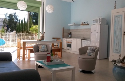 Pomerols Apartment | CHARMING GUEST GARDEN TERRACE SWIMMING POOL, FREE PARKING AND WIFI, BEACHES 8 Km away