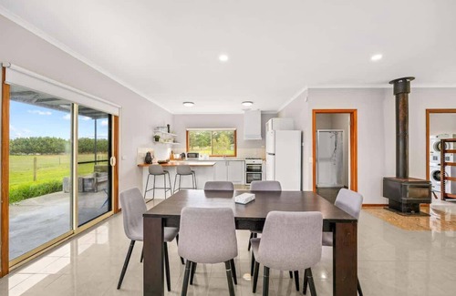 Hastings House | Charming Guesthouse Retreat in Hastings w laundry