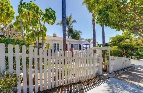 Ocean Beach House | Charming hillside cottage home with Ocean views
