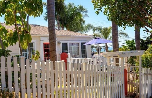 Ocean Beach House | Charming hillside cottage home with Ocean views