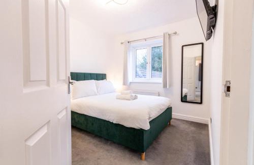 Bromsgrove House | Charming Home in Bromsgrove - Perfect for Groups