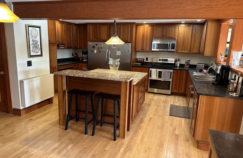 Worcester House | Charming home on Lake Quinsigamond!