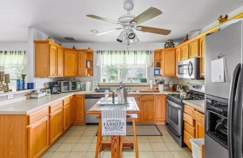 Southold House | Charming home with fireplace, kayaks, patio, fast WiFi, & washer/dryer-dogs ok