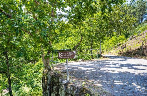 Mondim de Basto House | Charming house in Vilar de Ferreiros with shared pool