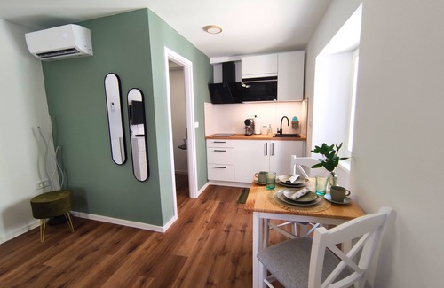 Izola Apartment | Charming Izola Studio – Walk to Sea, Cafés & Marina