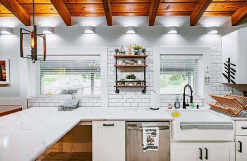 Jupiter Farms Cabin | Charming Jupiter Farms Real Log Cabin - 3 Bed/2 Bath. Pet friendly & big yard