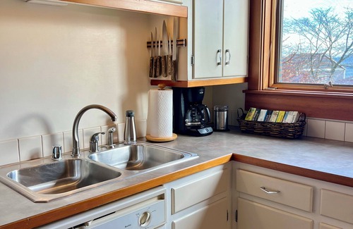 Ketchikan Apartment | Charming Ketchikan Apartment In-Town Garden/Water/Mountain Views 2-Bd 1-Bath