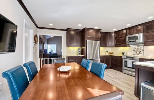 San Diego Villa | Charming La Jolla Area, 4bd/2bth w/Putting Green and NEW Ping Pong Table!