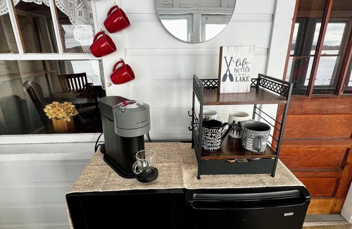 Derby Cottage | Charming, lake-front, 2-bedroom cabin with AC, WiFi in superb Derby