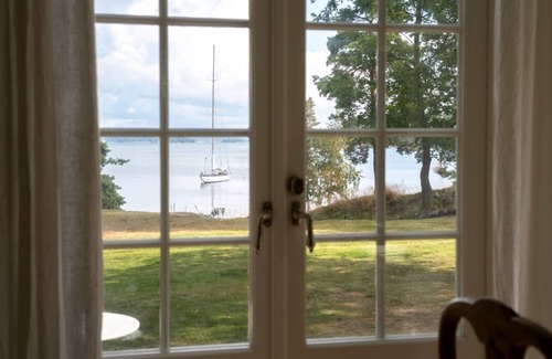 Vaxholm Cottage | Charming lake house with private jetty and amazing seaview