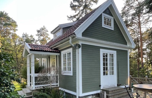 Vaxholm Cottage | Charming lake house with private jetty and amazing seaview