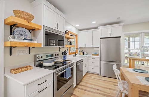 Claremont Cottage | Charming Lakefront Cottage with Beach & Pier