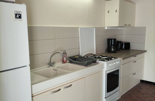 Migne Cottage | "Charming Lakeside Ground-Floor Cottage in Berry with Inclusive Amenities & Private Parking"