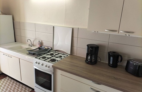 Migne Cottage | "Charming Lakeside Ground-Floor Cottage in Berry with Inclusive Amenities & Private Parking"