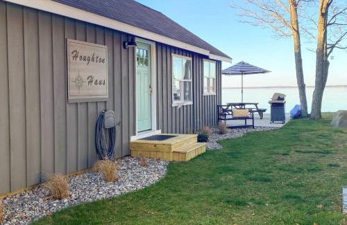 Prudenville House | Charming Modern Cottage on Houghton Lake!