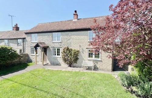 West Knoyle House | Charming modernized country cottage Near Mere, Wiltshire