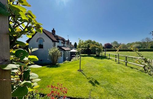 West Knoyle House | Charming modernized country cottage Near Mere, Wiltshire